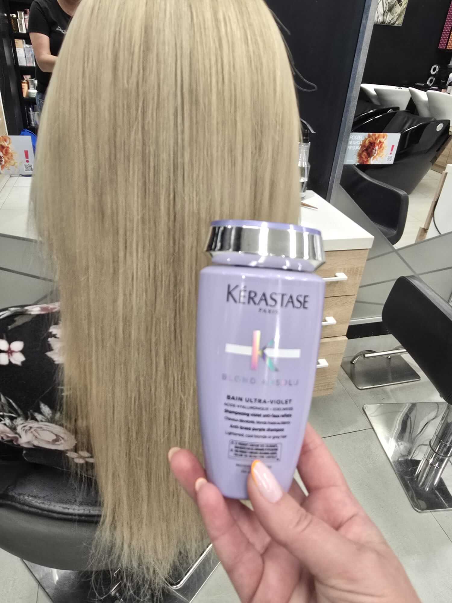 Efekt neutralizacji żółtych tonów po zastosowaniu Kérastase Blond Absolu Bain Ultra-Violet
